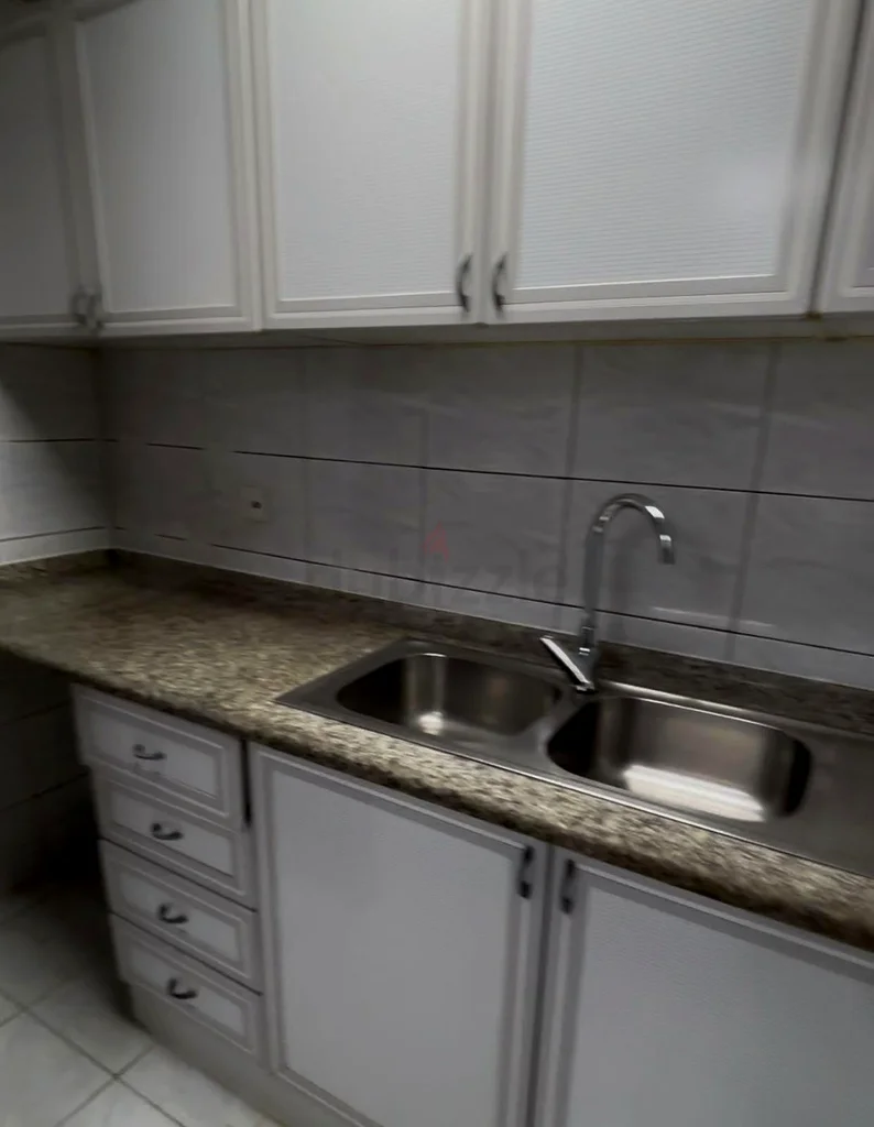 1BHK, available 2-3person share (Fili restaurant building)62868789998466112