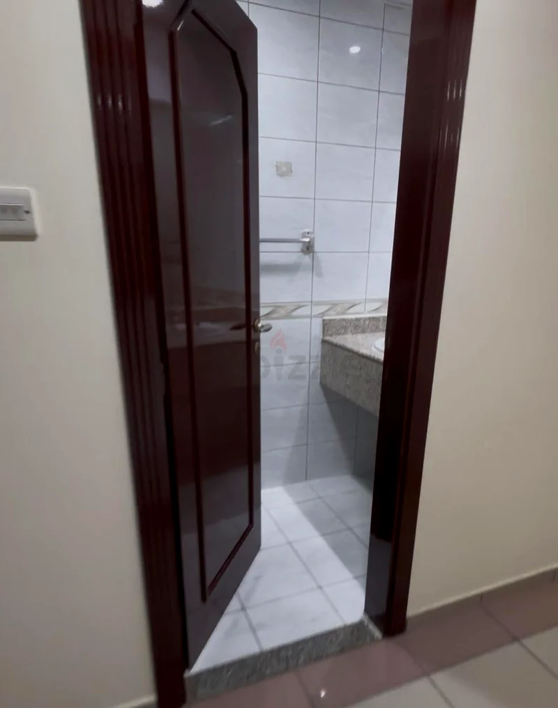 1BHK, available 2-3person share (Fili restaurant building)62868789998466113