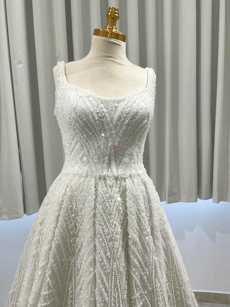 فستان سهرة أبيض مزين بالخرز بشكل مذهل63173144706051111