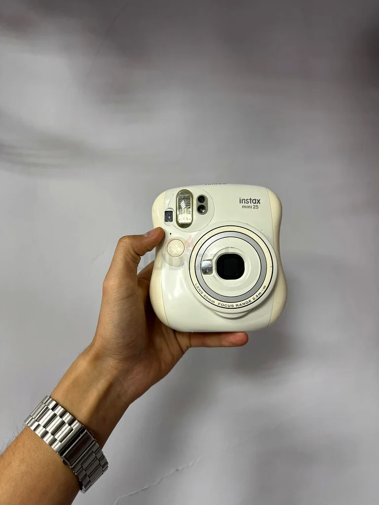 Vintage Instant Camera - Capture Moments in Style!63235112353026111