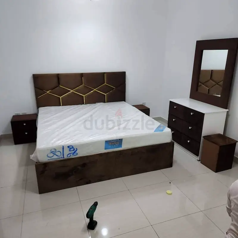 طقم أثاث غرفة نوم عصري مع سرير أنيق