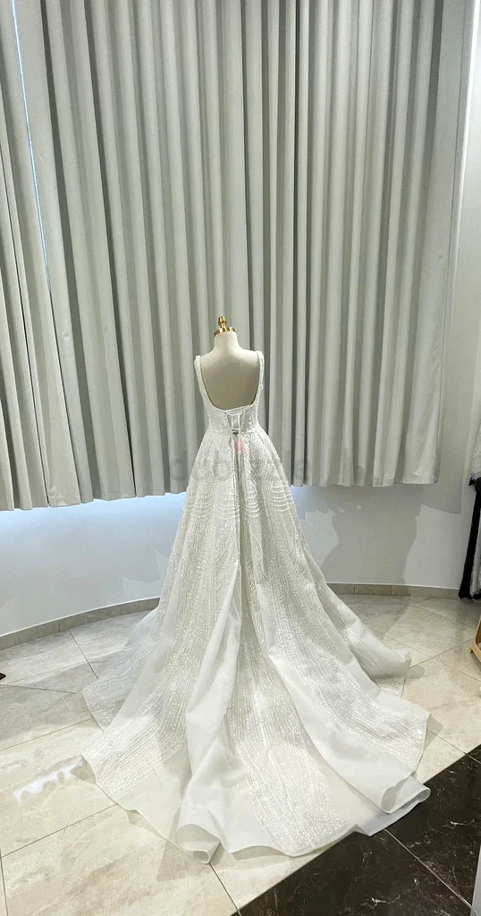 فستان سهرة أبيض مزين بالخرز بشكل مذهل63173144706051113