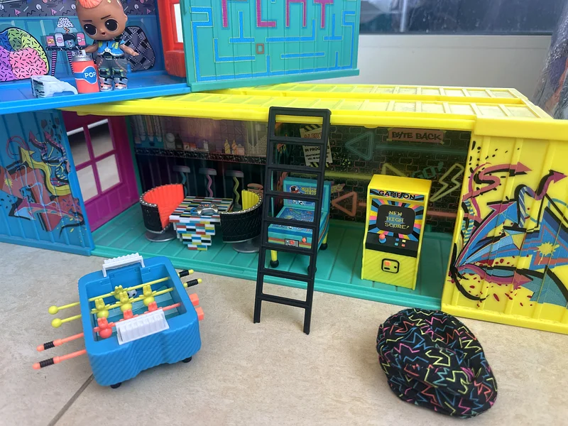 L.O.L surprise remix club house playset (foldable) with 2 exclusive dolls63226271081731112