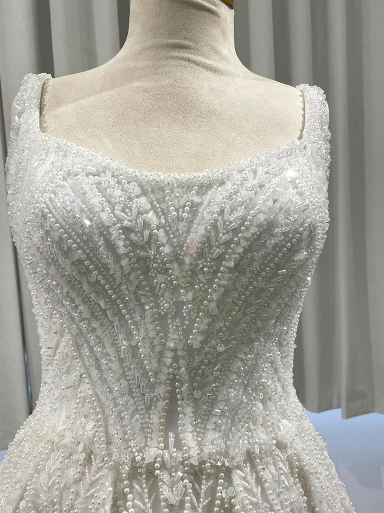 فستان سهرة أبيض مزين بالخرز بشكل مذهل63173144706051112