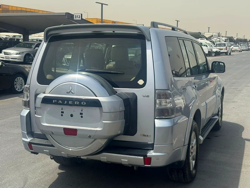 Mitsubshi pajero 2013 fullopshin silver color GCC Calen xar63152750035073114