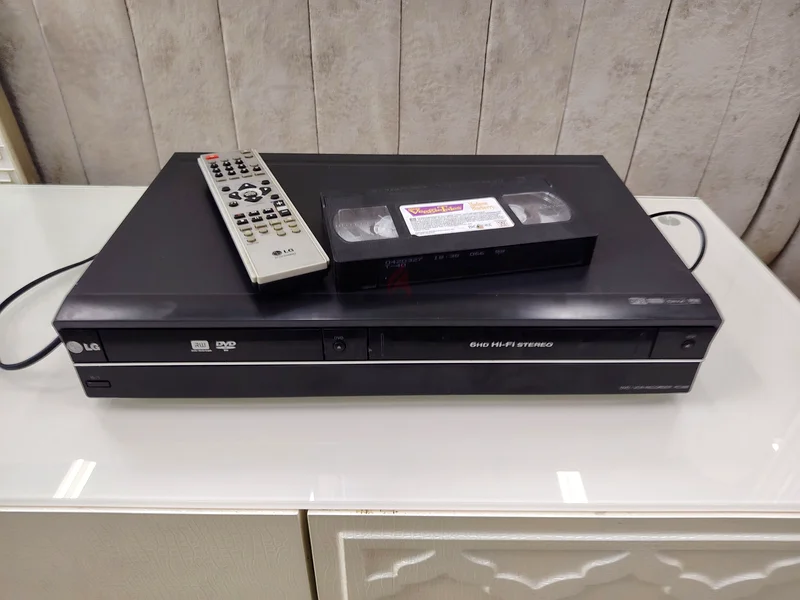 Lg VCR and dvd player63263521297411113
