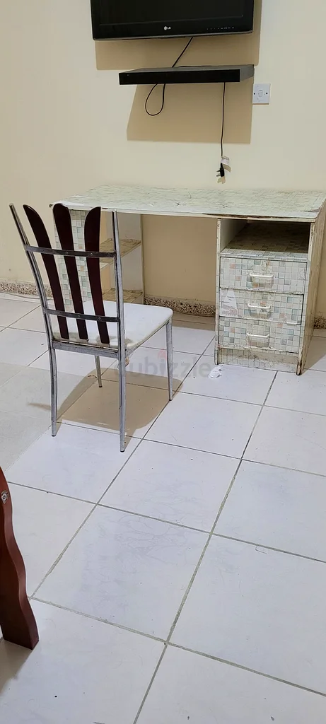 طاولة مع كرسي63264586611842112