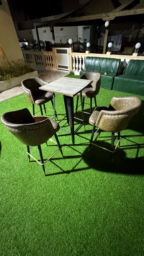 طاولات البار وكراسيه63188645321730112