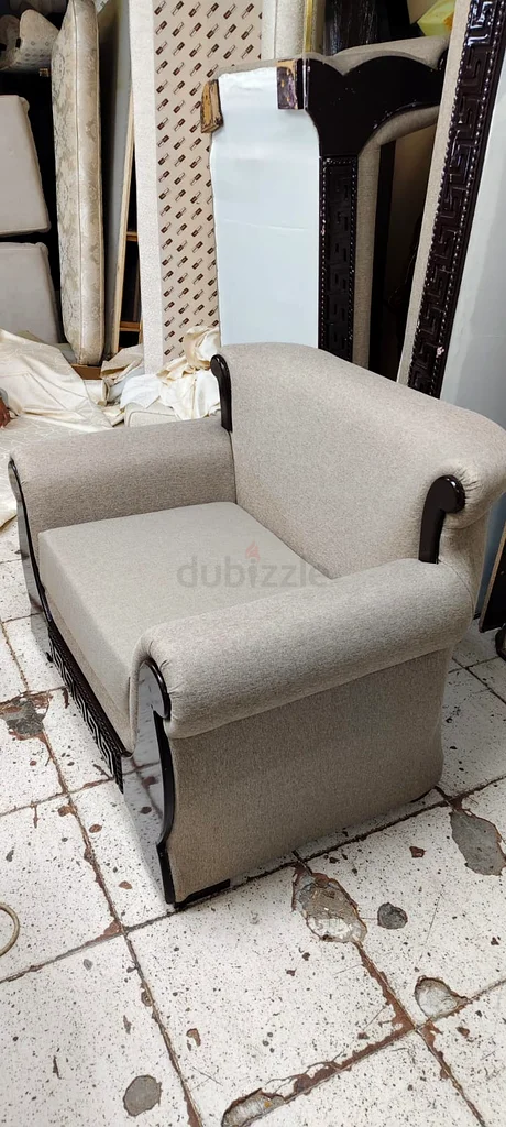 أقوم بإصلاح الأرائك وأقوم أيضًا بأعمال جديدة.63442071253635111