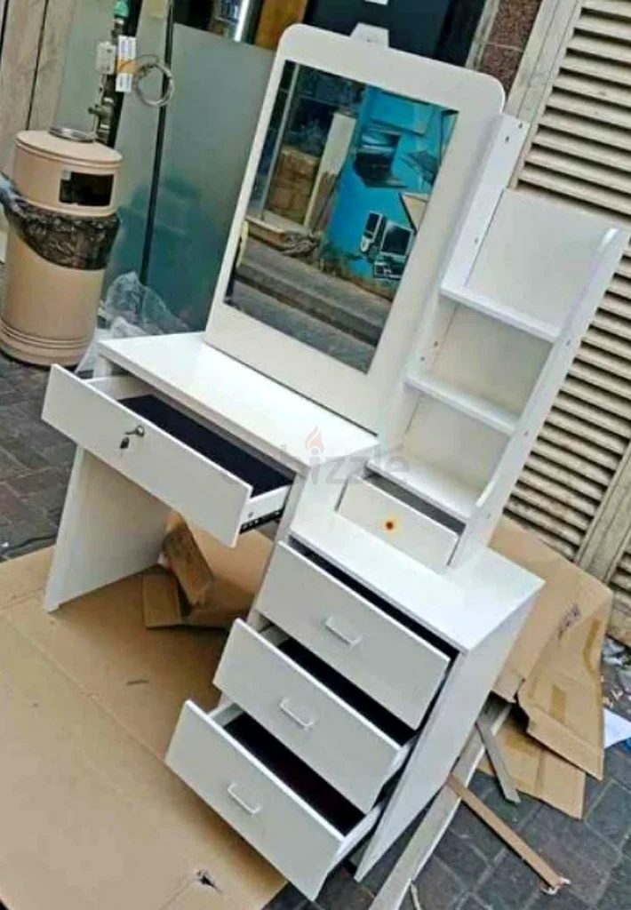 Stylish White Vanity Table with Mirror and Drawers632198257903371126