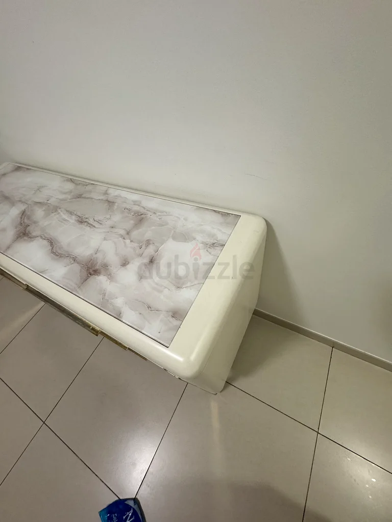 طاولة كونسول أنيقة بسطح من الرخام الأبيض مع تفاصيل ذهبية63185230789507113