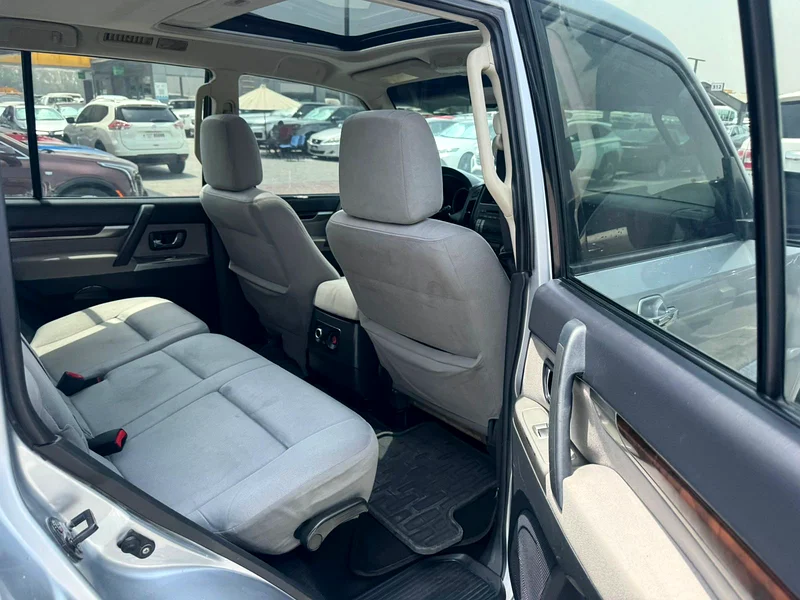 Mitsubshi pajero 2014 silver color fullopshin63152749529731114