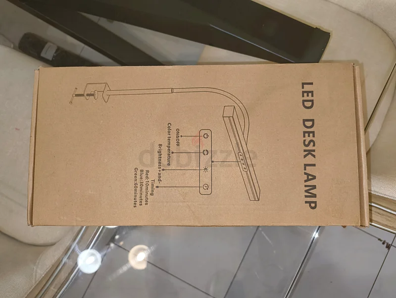 مصباح مكتب LED أنيق للمساحات العاملة الحديثة63220831739779110