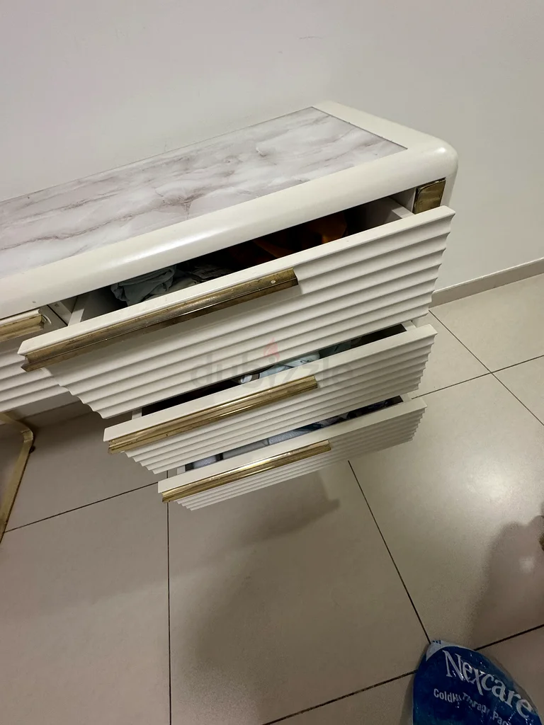 طاولة كونسول أنيقة بسطح من الرخام الأبيض مع تفاصيل ذهبية63185230789507112