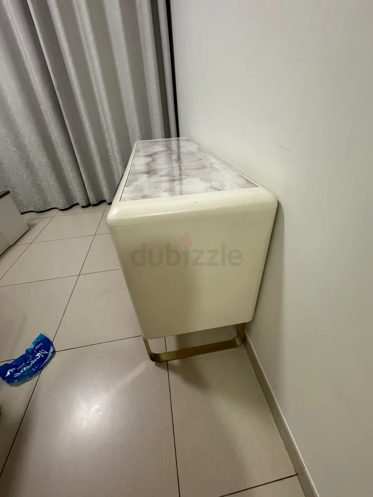طاولة كونسول أنيقة بسطح من الرخام الأبيض مع تفاصيل ذهبية63185230789507111