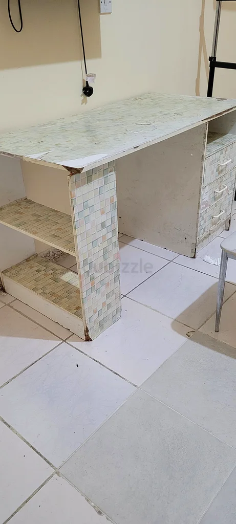 طاولة مع كرسي63264586611842113
