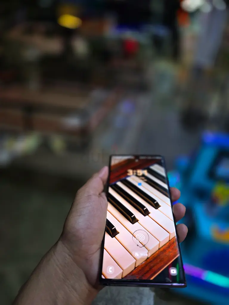 Capture Every Moment with this Sleek Mobile Phone!