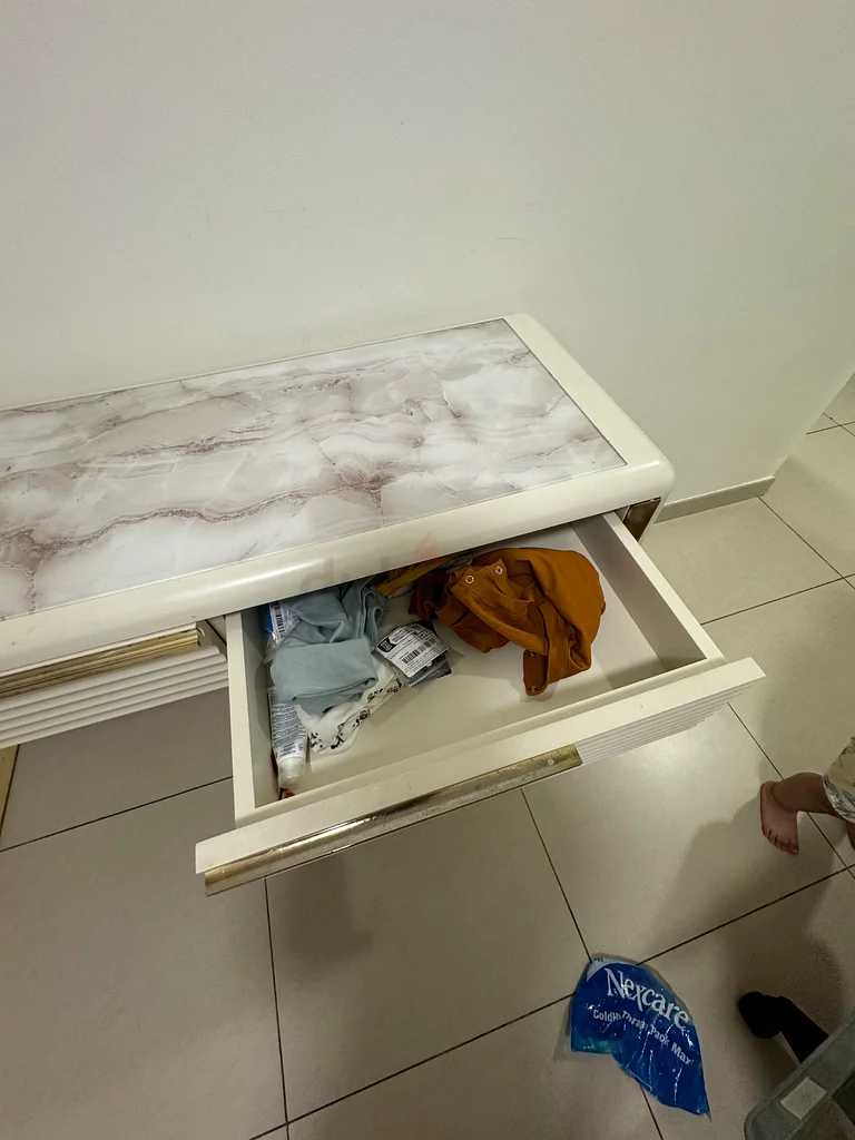 طاولة كونسول أنيقة بسطح من الرخام الأبيض مع تفاصيل ذهبية63185230789507114