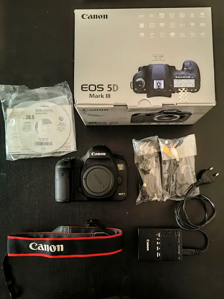 Canon 5D Mark III  بحالة ممتازه بالكرتونه ومع جميع مشتملاتها