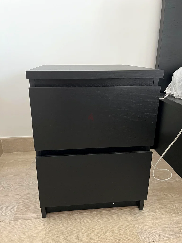 طاولات سرير سوداء على طراز ايكيا - طقم من قطعتين - كأنها جديدة63218315693571111