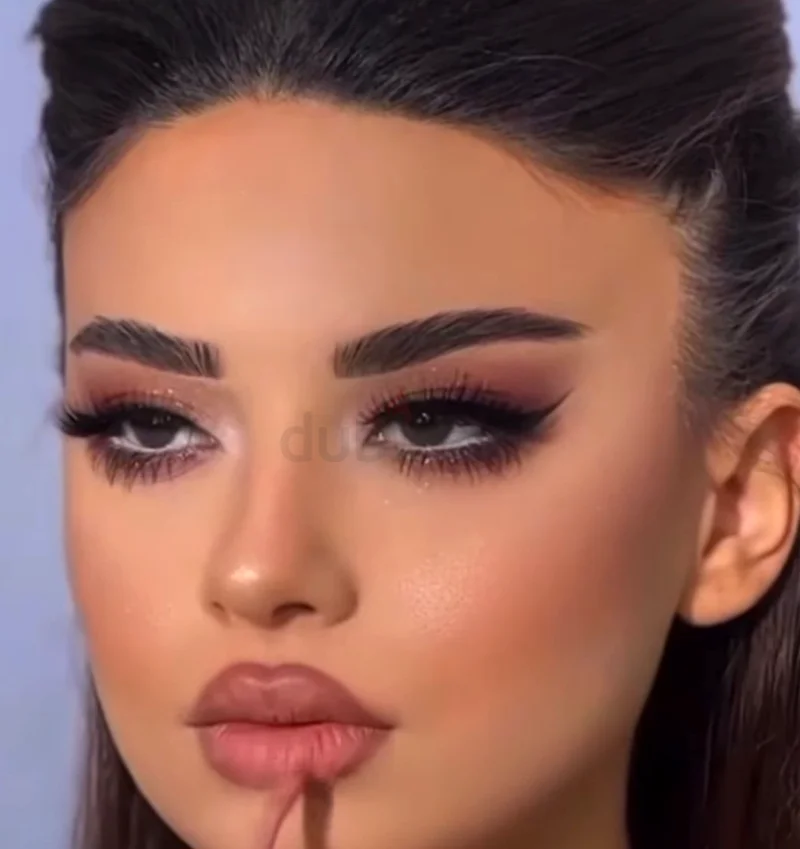 Makeup artist  female63222349152770112