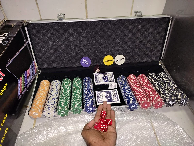 أفضل رقائق بوكر مع علبة فضية63243672147458114