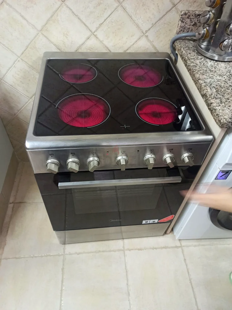 فorno كهربائي من ميديا، سيراميك، 4 وحدات، حالة جيدة، يعمل بشكل ممتاز632497664378911124