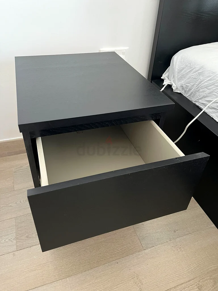 طاولات سرير سوداء على طراز ايكيا - طقم من قطعتين - كأنها جديدة63218315693571112