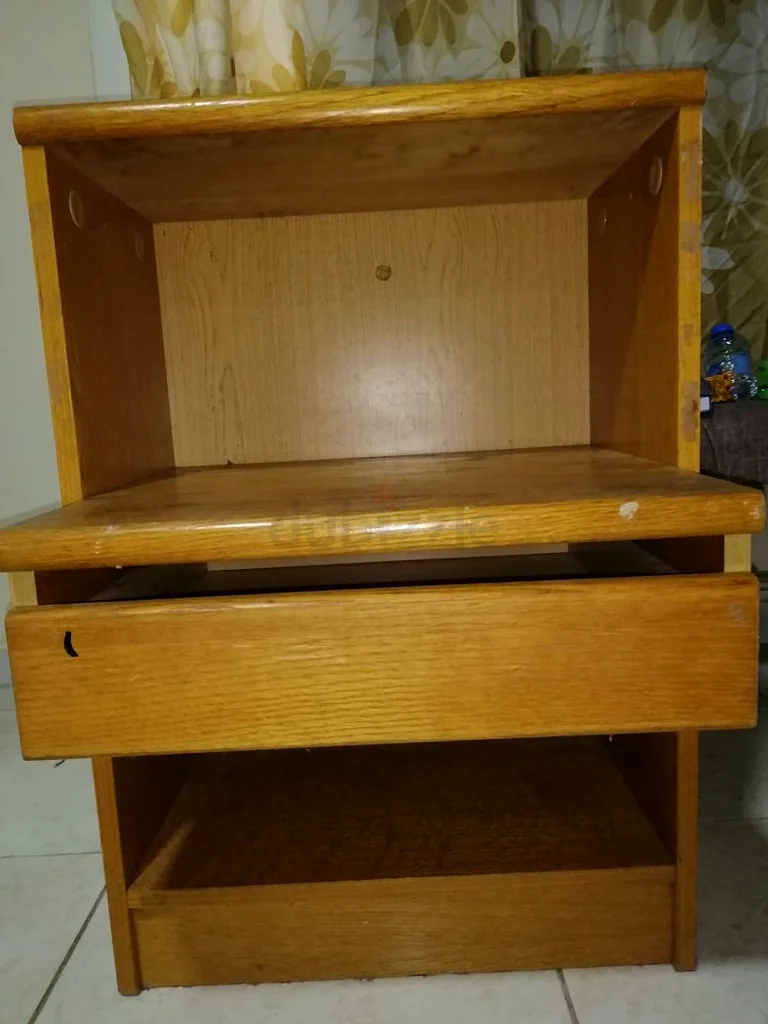 منضدة جانبية أو رف كتب للبيع63218806634115112