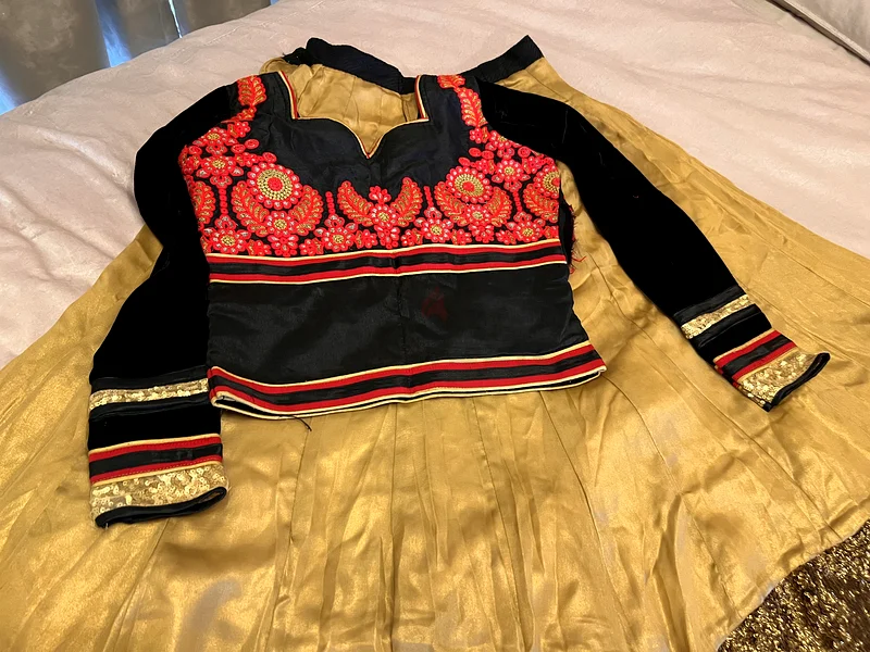 ثوب طويل مطرّز بالذهب مع بلوزة ودوباتا63237617401218112