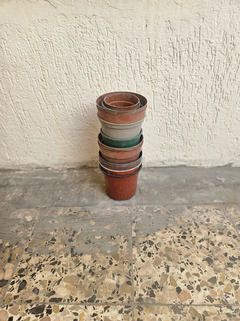 Free - Used plastic Planter Pots.. Medium  Small Varoius Size62930653081601113