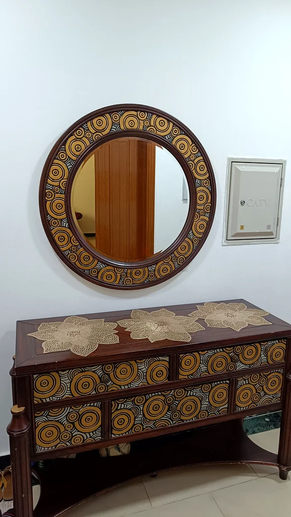 درجات أنيقة بتصميم كلاسيكي مع مرآة - مثالية لديكور منزلك!632198258364181121