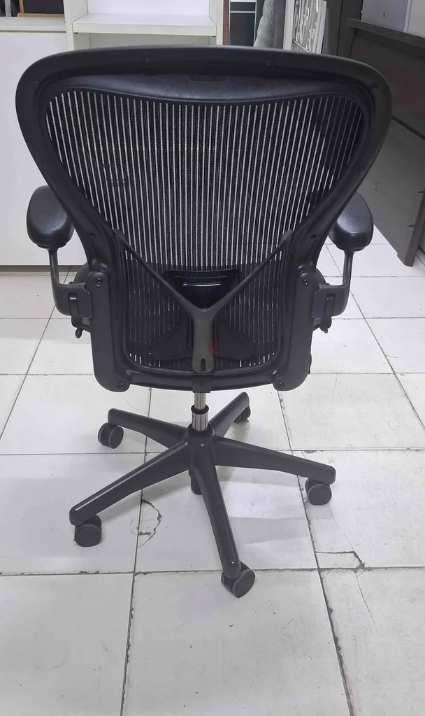 تُباع كراسي هيرمان ميلر أريون بحجم B وC متوفرة63219829501697111
