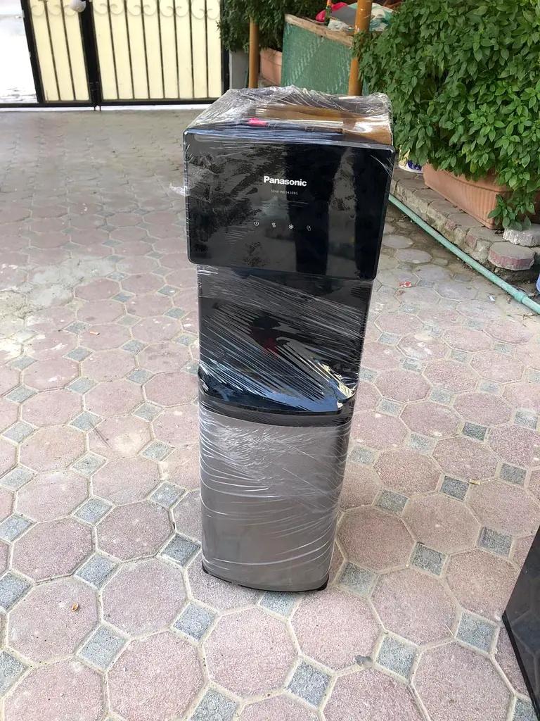 Bottom load water dispenser