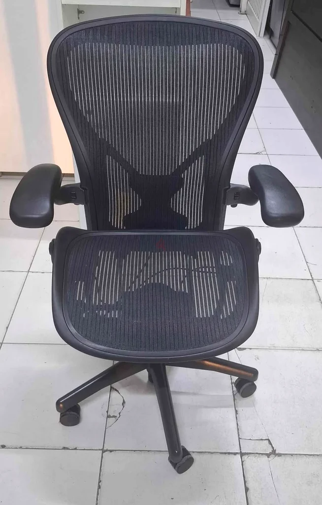 تُباع كراسي هيرمان ميلر أريون بحجم B وC متوفرة632198295016971129
