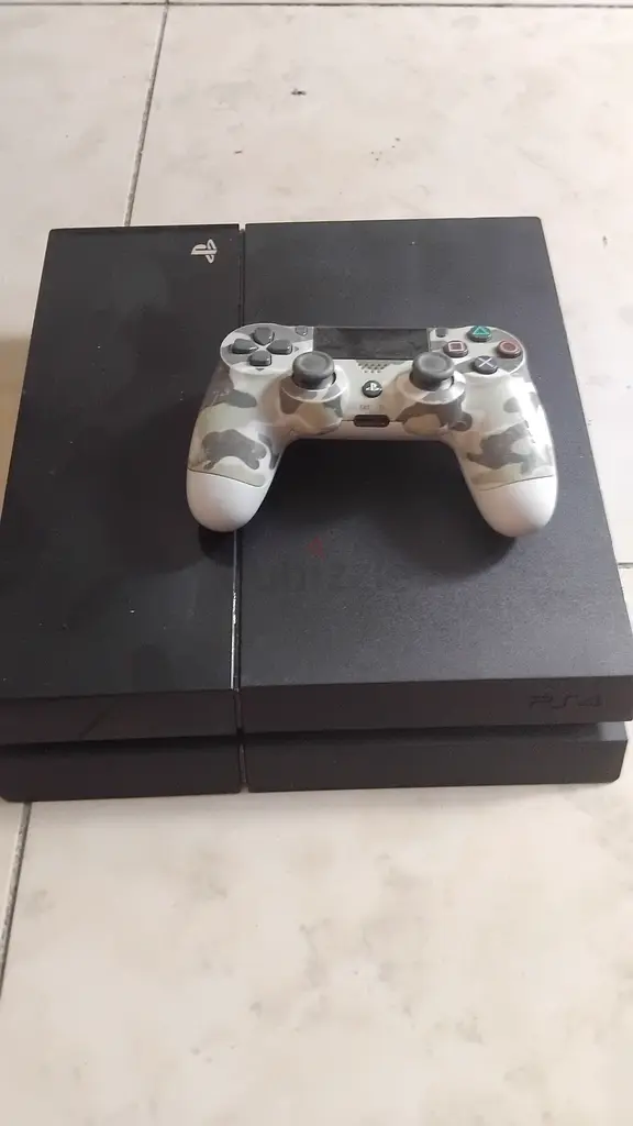 Ps4 1000 gb with controller and game