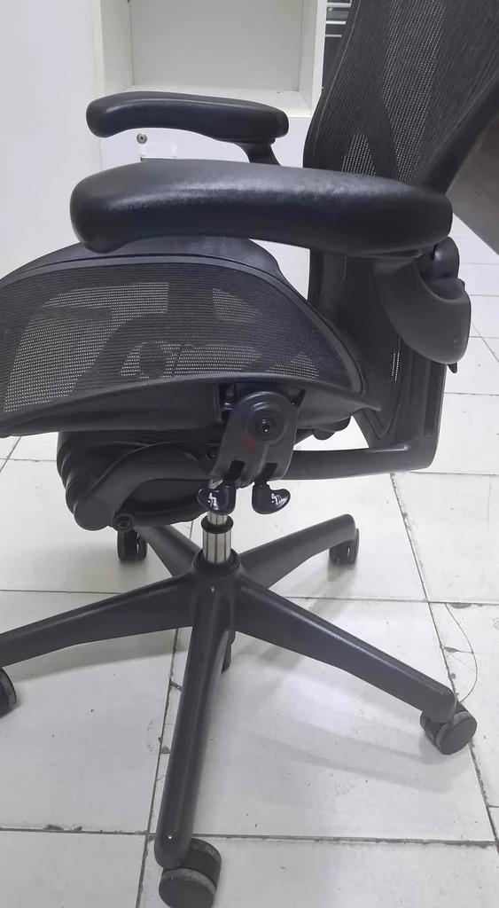 تُباع كراسي هيرمان ميلر أريون بحجم B وC متوفرة63219829501697113