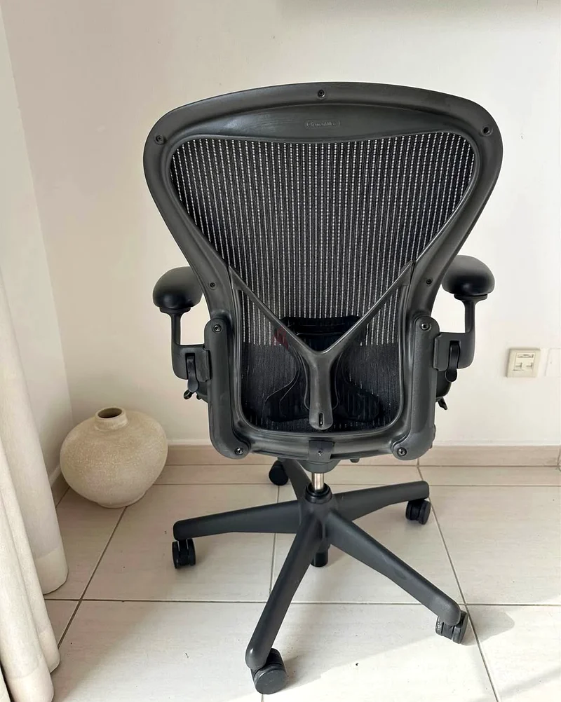 تُباع كراسي هيرمان ميلر من نوع أريون مقاس B ومتاح أيضًا مقاس C63219829489281111