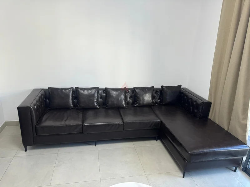 أريكة زاوية أنيقة من الجلد البني مع مقعد صغير للبيع!62863819925507114