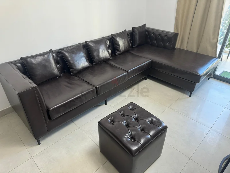 أريكة زاوية أنيقة من الجلد البني مع مقعد صغير للبيع!628638199255071119