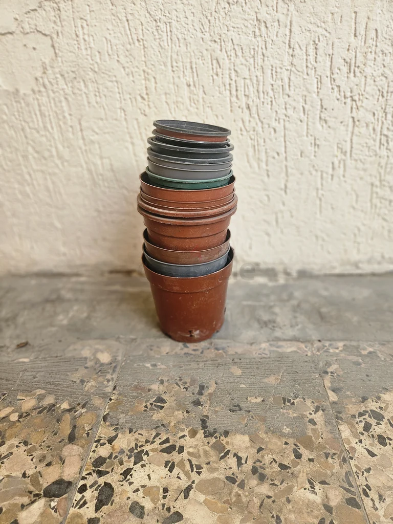 Free - Used plastic Planter Pots.. Medium  Small Varoius Size62930653081601112