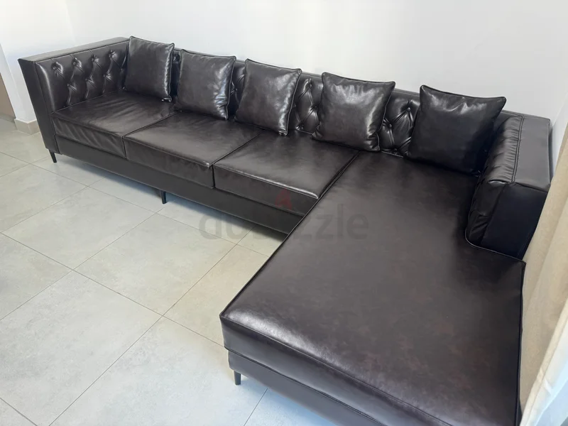 أريكة زاوية أنيقة من الجلد البني مع مقعد صغير للبيع!62863819925507113