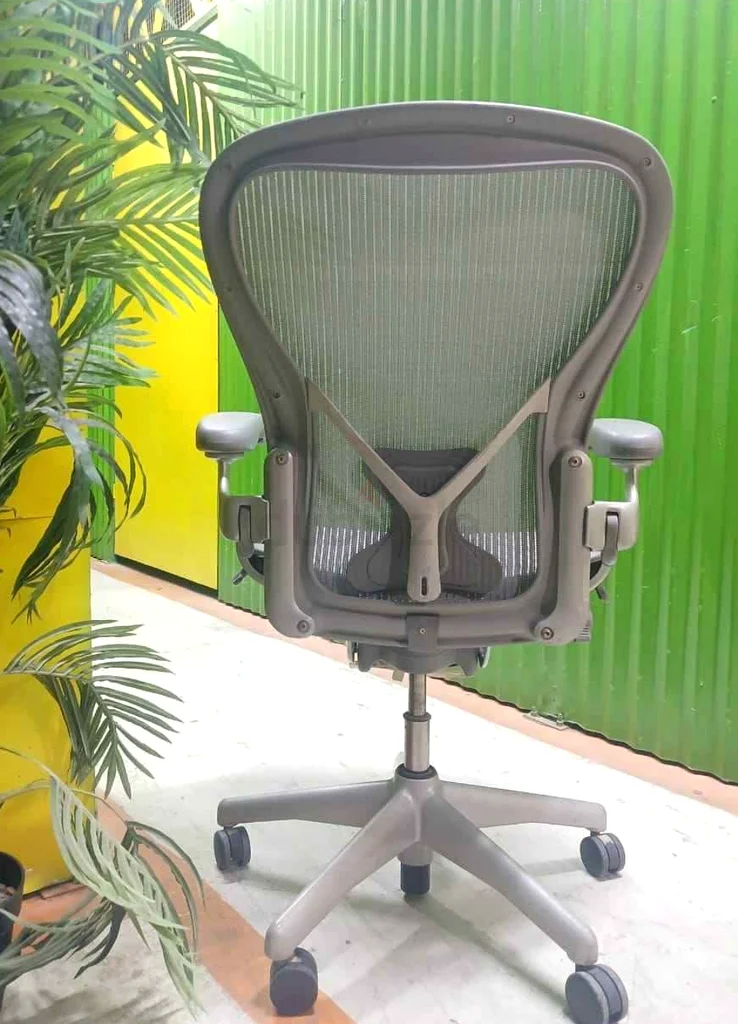 Selling Herman Miller Areon Chair B size and C available63219829476097112