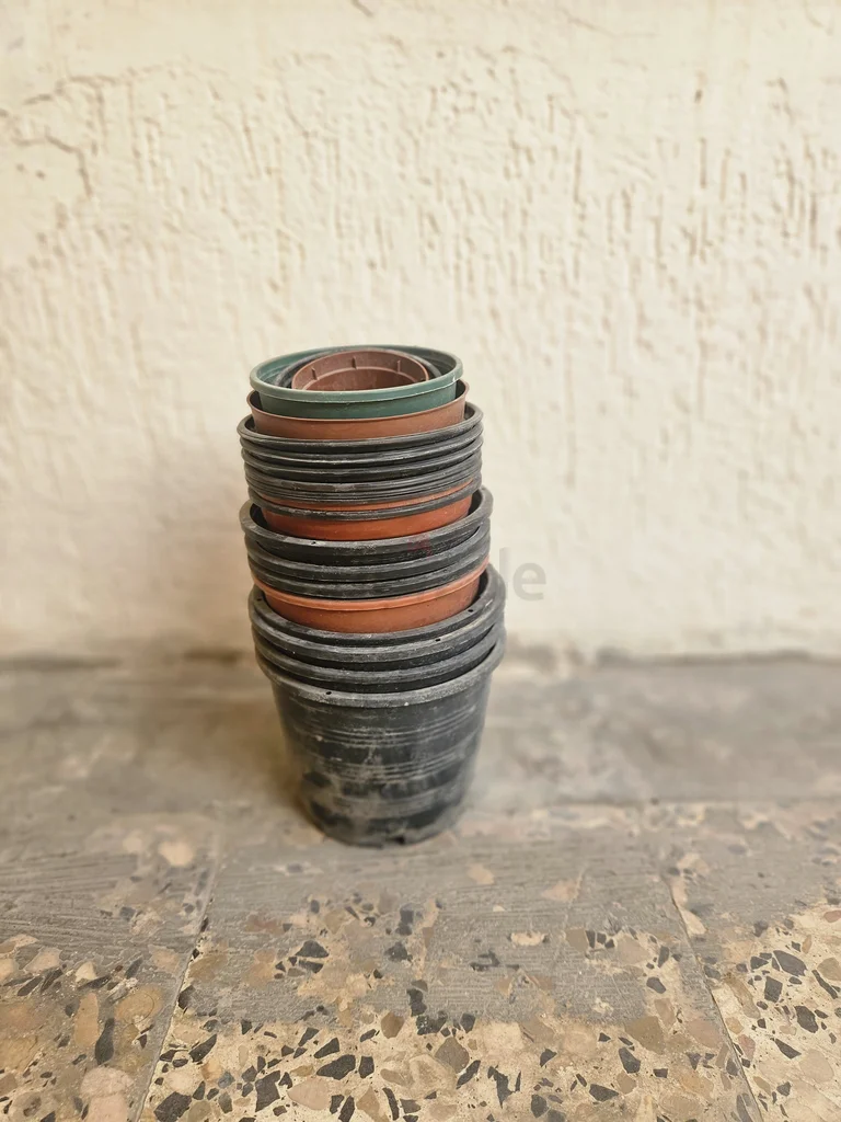 Free - Used plastic Planter Pots.. Medium  Small Varoius Size629306530816011113