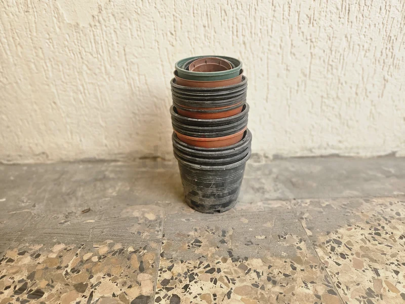 Free - Used plastic Planter Pots.. Medium  Small Varoius Size62930653081601111
