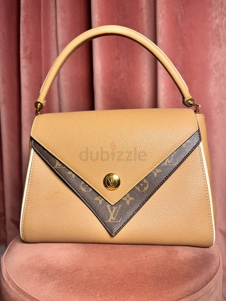 حقيبة لويس فويتون من جلد العجل المُجعد مع نقش مزدوج في خط sesame - أنيقة وواسعة!62935675607426111