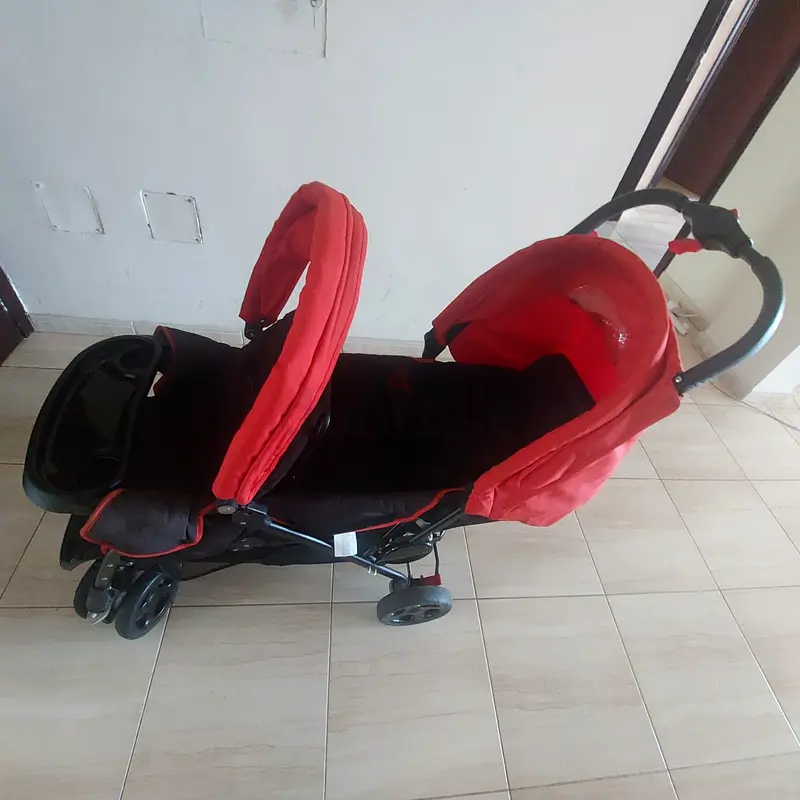 عربة أطفال حمراء أنيقة ذات مقعدين للبيع!