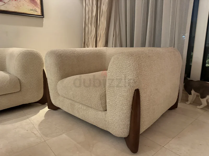 أريكة وكرسي أبيض أنيق ومريح للبيع!62863822567042111