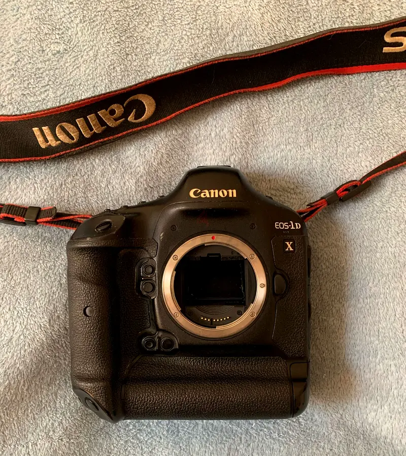 Canon eos D1 X body camera no charger no lens