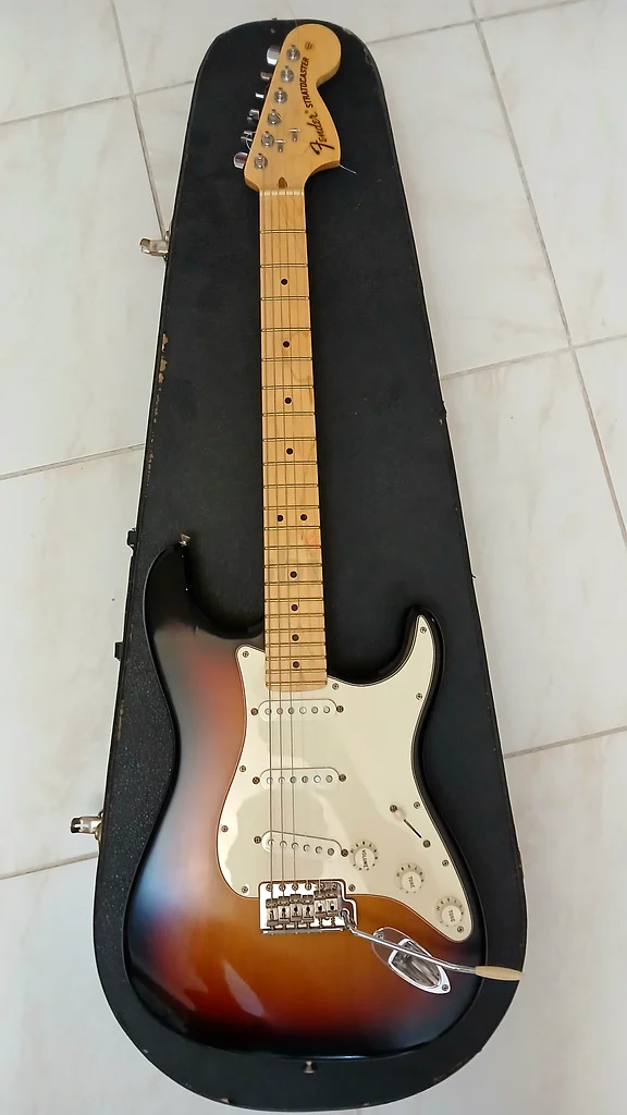 Fender stratocaster electric Guitar - Semi Brand New in Box! Semi Brand New in box Fender Amplifier63205879227137111